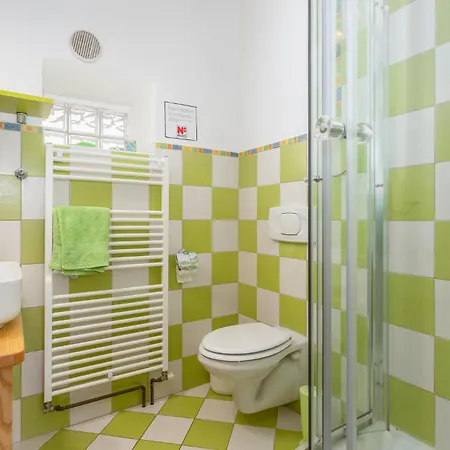 בית נופש In With Outdoor Swimming Pool מאלינסקה